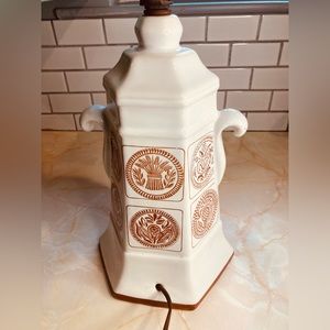 VINTAGE/ANTIQUE CERAMIC LAMP